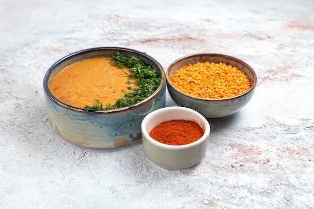 Vorderansicht Bohnensuppe mit Gemüse und rohen Bohnen auf weißer Oberfläche Suppe Mahlzeit Lebensmittel Gemüsebohne