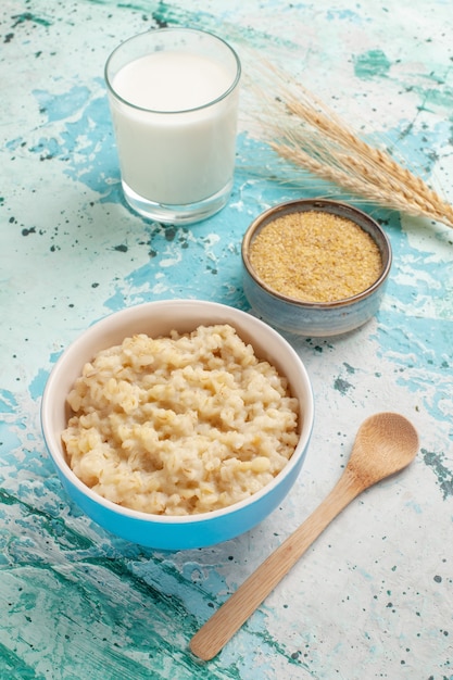 Kostenloses Foto vorderansicht brei und milch auf blauer oberfläche frühstücksmilch mahlzeit essen