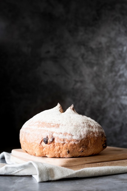 Vorderansicht Brot auf Schneidebrett