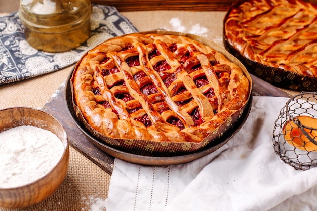 Vorderansicht Brown Cherry Pie lecker süß lecker auf dem hellen Boden