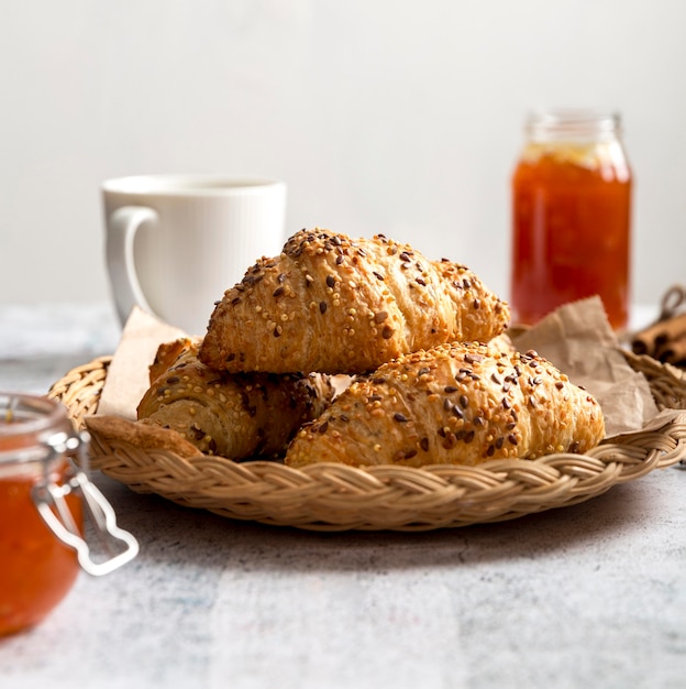 Vorderansicht Bündel der leckeren Croissants auf dem Tisch