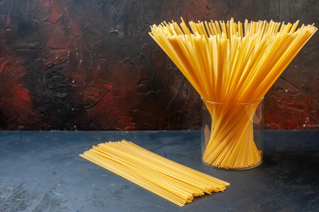 Vorderansicht Bündel Spaghetti im Glas auf dunklem Hintergrund