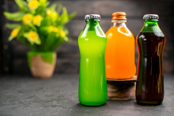 Kostenlose Foto vorderansicht bunte fruchtsäfte und limonaden topfpflanze