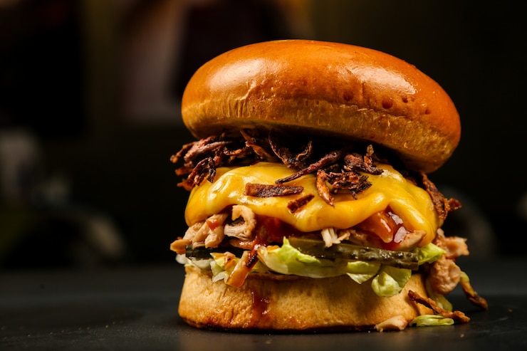 Kostenlose Foto vorderansicht burger auf einem ständer