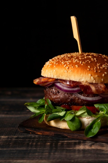 Vorderansicht Burger auf Tisch