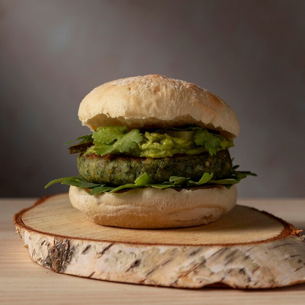 Vorderansicht Burger mit Guacamole