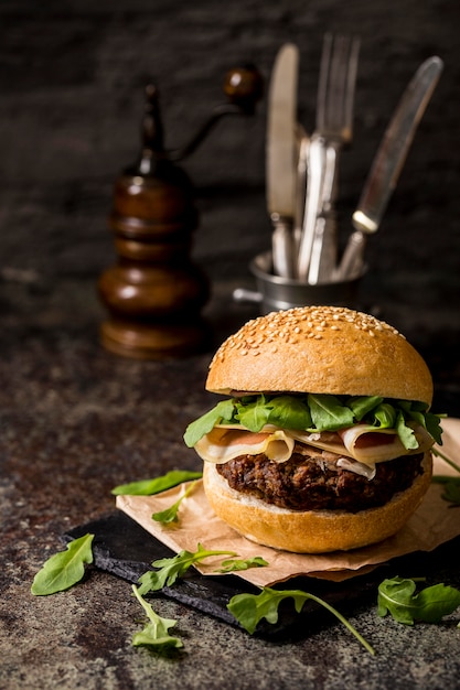 Vorderansicht Burger mit Speck auf Schiefer