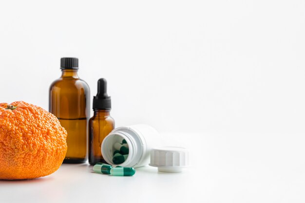 Vorderansicht Chemikalien und orange Kopierraum