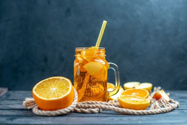 Vorderansicht Cocktail geschnittene Orangen und Äpfel auf Holzbrett auf dunkel