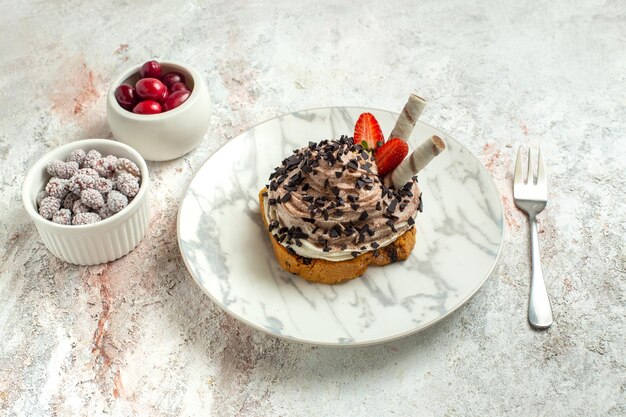 Vorderansicht cremig leckerer Kuchen mit frischen Früchten auf weißer Oberfläche Geburtstag Tee Kuchen Keks süße Sahne