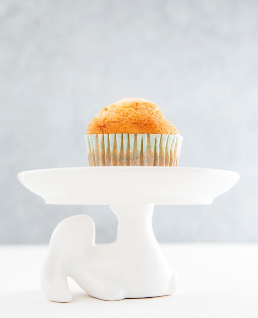 Kostenloses Foto vorderansicht cupcake auf minimalistischem hintergrund