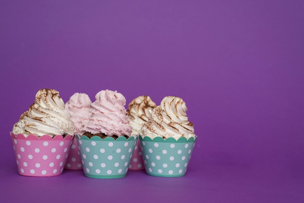 Kostenloses Foto vorderansicht cupcake gruppe