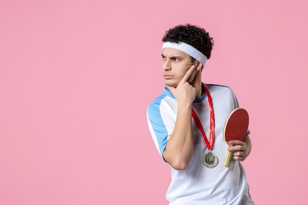 Vorderansicht denkender männlicher Athlet in Sportkleidung