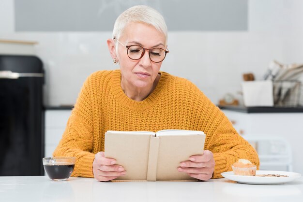 Vorderansicht der älteren Frau ein Buch lesend