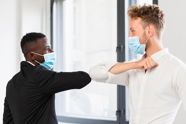 Vorderansicht der Arbeit während des Covid-Konzepts