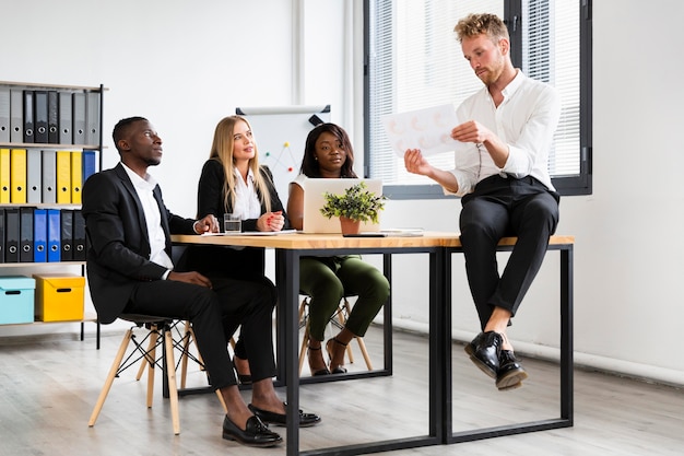 Vorderansicht der Arbeit während des Covid-Konzepts