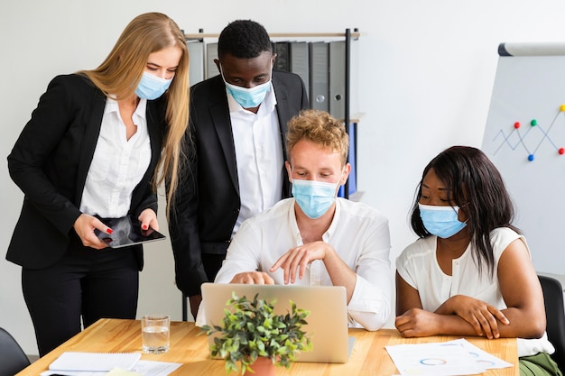 Vorderansicht der Arbeit während des Covid-Konzepts