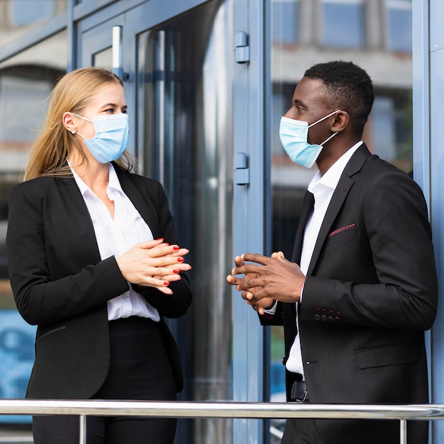 Vorderansicht der Arbeit während des Covid-Konzepts