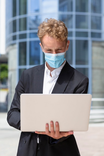 Kostenloses Foto vorderansicht der arbeit während des covid-konzepts