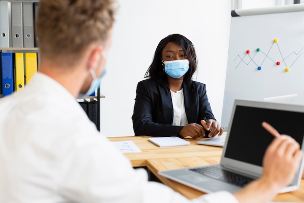 Vorderansicht der Arbeit während des Covid-Konzepts