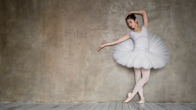 Kostenloses Foto vorderansicht der ballerina mit tutu-kleid und kopierraum