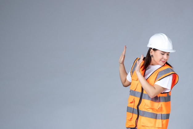 Vorderansicht der Baumeisterin in Uniform auf weißer Wand