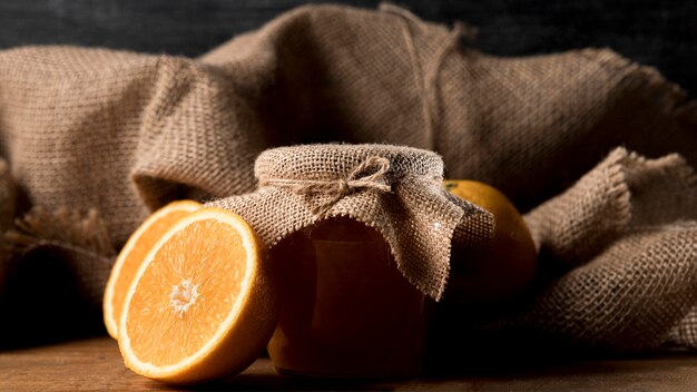 Kostenloses Foto vorderansicht der bereiche mit marmeladenglas und sackleinen