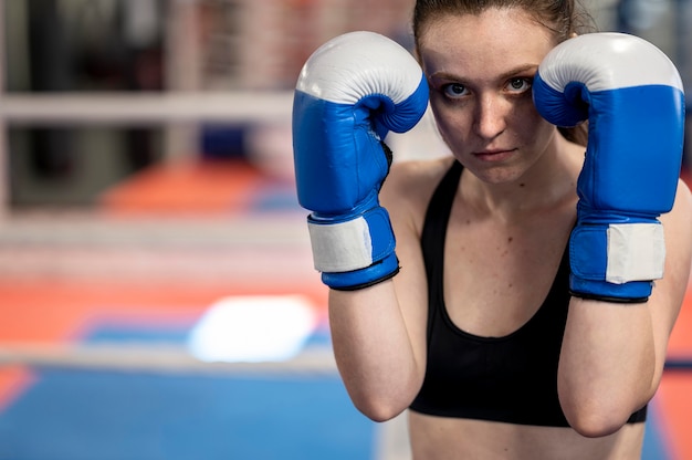 Kostenloses Foto vorderansicht der boxerin mit schutzhandschuhen und kopierraum