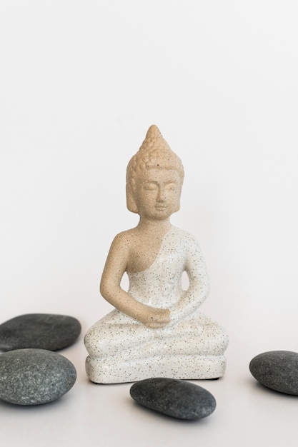 Kostenloses Foto vorderansicht der buddha-statuette