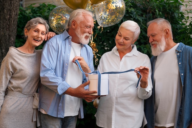 Vorderansicht der Familie, die Geburtstag feiert