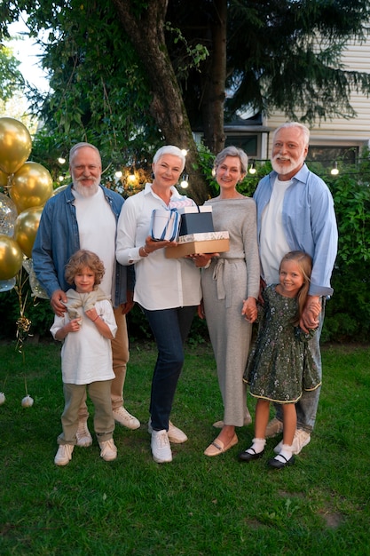 Kostenloses Foto vorderansicht der familie, die geburtstag feiert