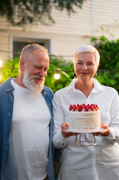 Vorderansicht der Familie, die Geburtstag feiert