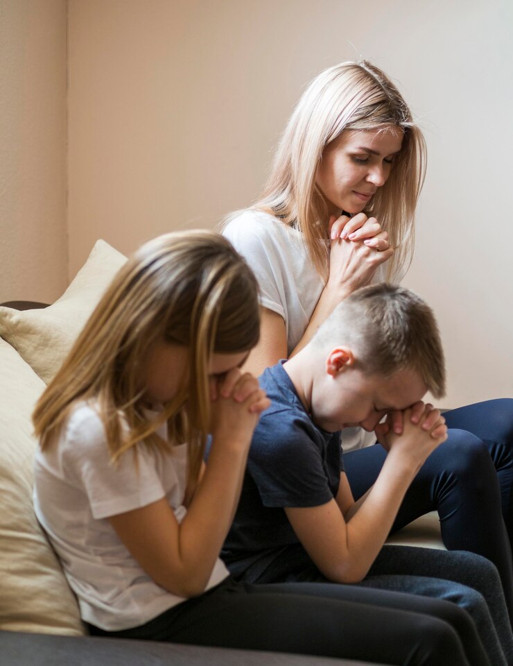 Kostenlose Foto vorderansicht der familie, die zu hause betet