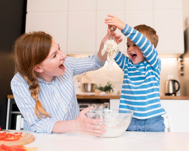 Vorderansicht der Familie, die zu Hause kocht