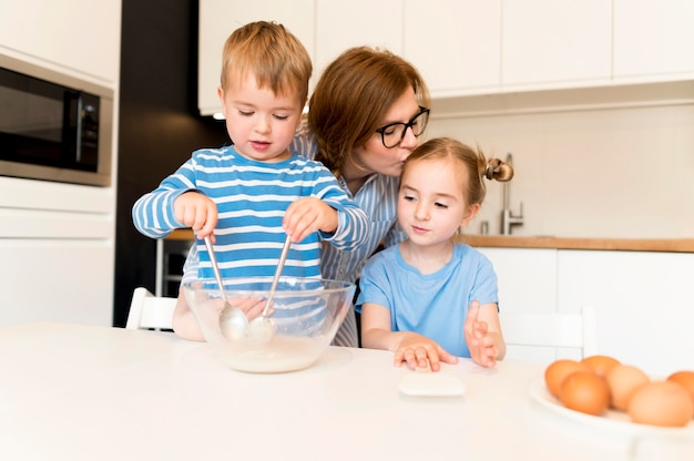 Vorderansicht der familie, die zu hause kocht