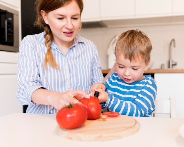 Vorderansicht der Familie, die zu Hause kocht