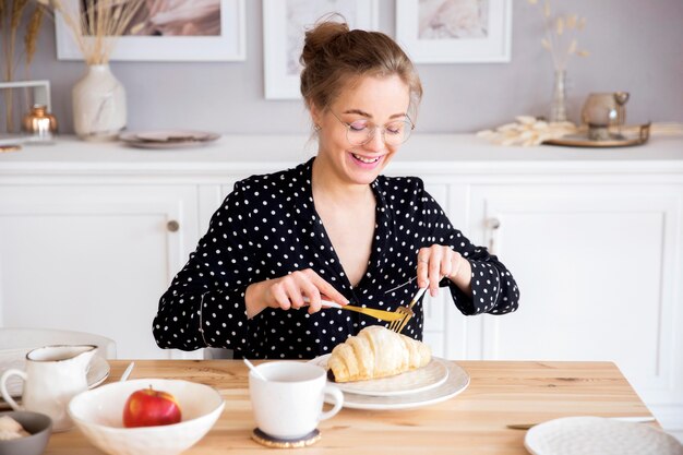 Vorderansicht der Frau beim Frühstück