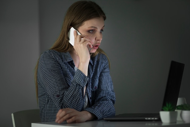 Vorderansicht der Frau, die am Laptop arbeitet