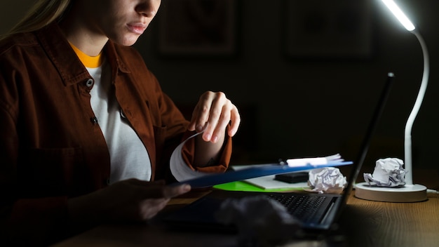 Kostenloses Foto vorderansicht der frau, die am schreibtisch arbeitet