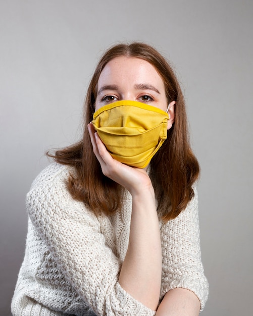 Vorderansicht der Frau, die eine medizinische Maske mit Kopienraum trägt