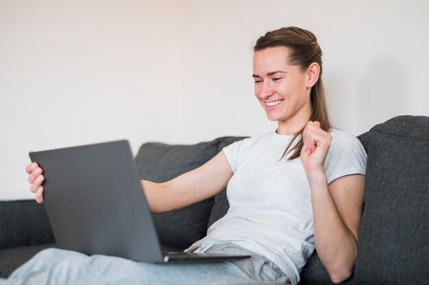 Vorderansicht der Frau, die einen Videoanruf hat