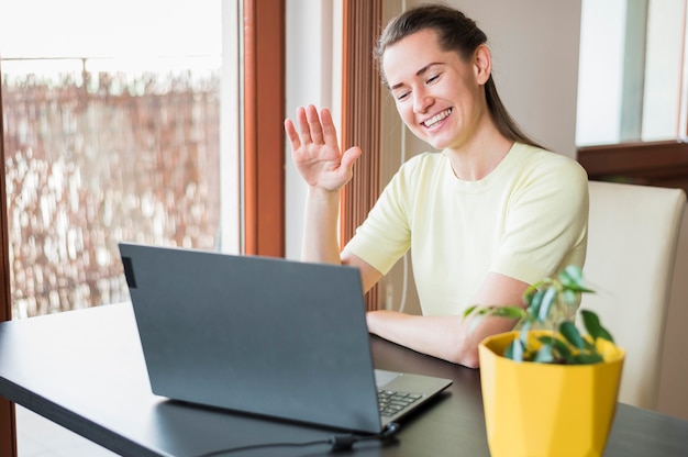 Vorderansicht der Frau, die einen Videoanruf hat