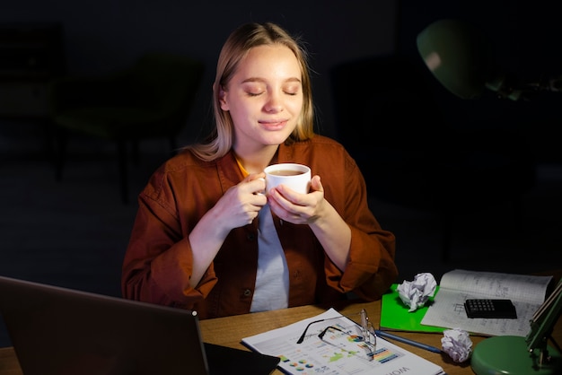 Vorderansicht der Frau, die Kaffee genießt