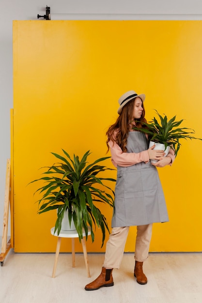 Vorderansicht der frau, die mit schönem blumenstrauß der frühlingsblumen aufwirft