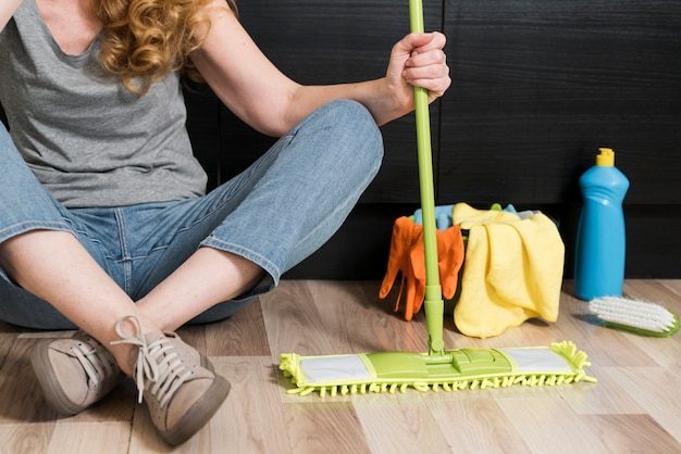 Vorderansicht der Frau, die Mopp hält