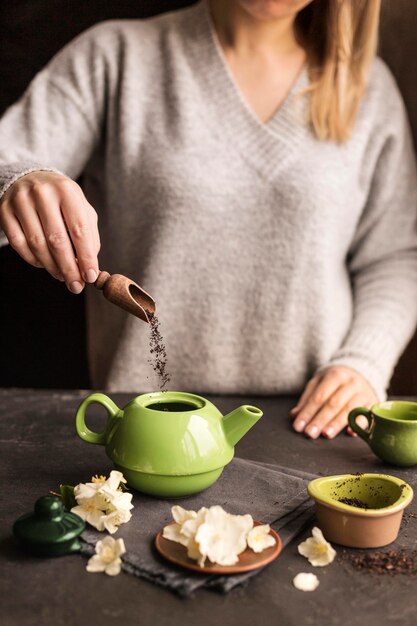 Vorderansicht der Frau, die Tee-Konzept vorbereitet