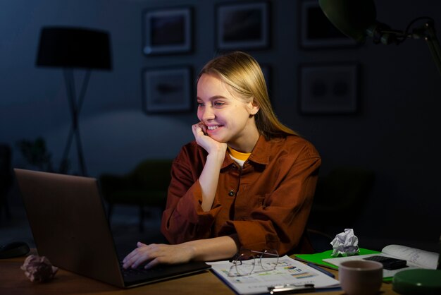 Vorderansicht der Frau, die von zu Hause aus arbeitet