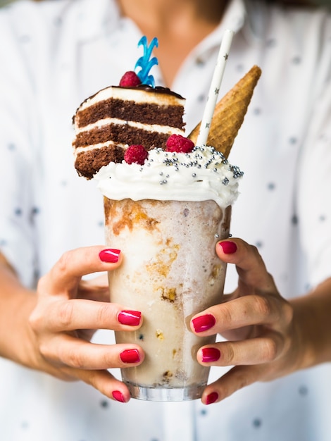 Kostenloses Foto vorderansicht der frau köstlichen milchshake halten