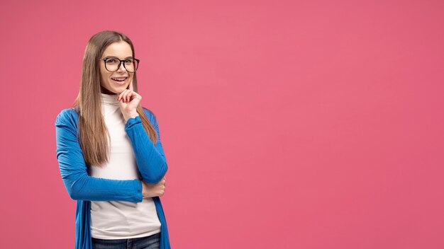 Vorderansicht der Frau mit Brille, die aufwirft, als ob sie denkt