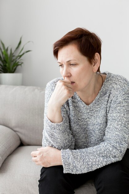 Vorderansicht der Frau mit der Angst auf der Couch